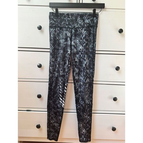 ATHLETA Chaturanga High Rise Black/Gray Cobra Snake Print Leggings size S - Picture 12 of 13